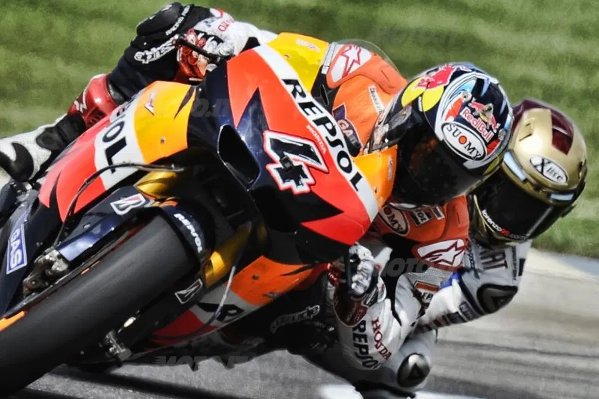 Andrea Dovizioso "benzinaio" Repsol per un giorno (3)