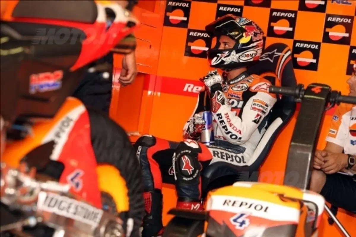 Andrea Dovizioso "benzinaio" Repsol per un giorno (4)