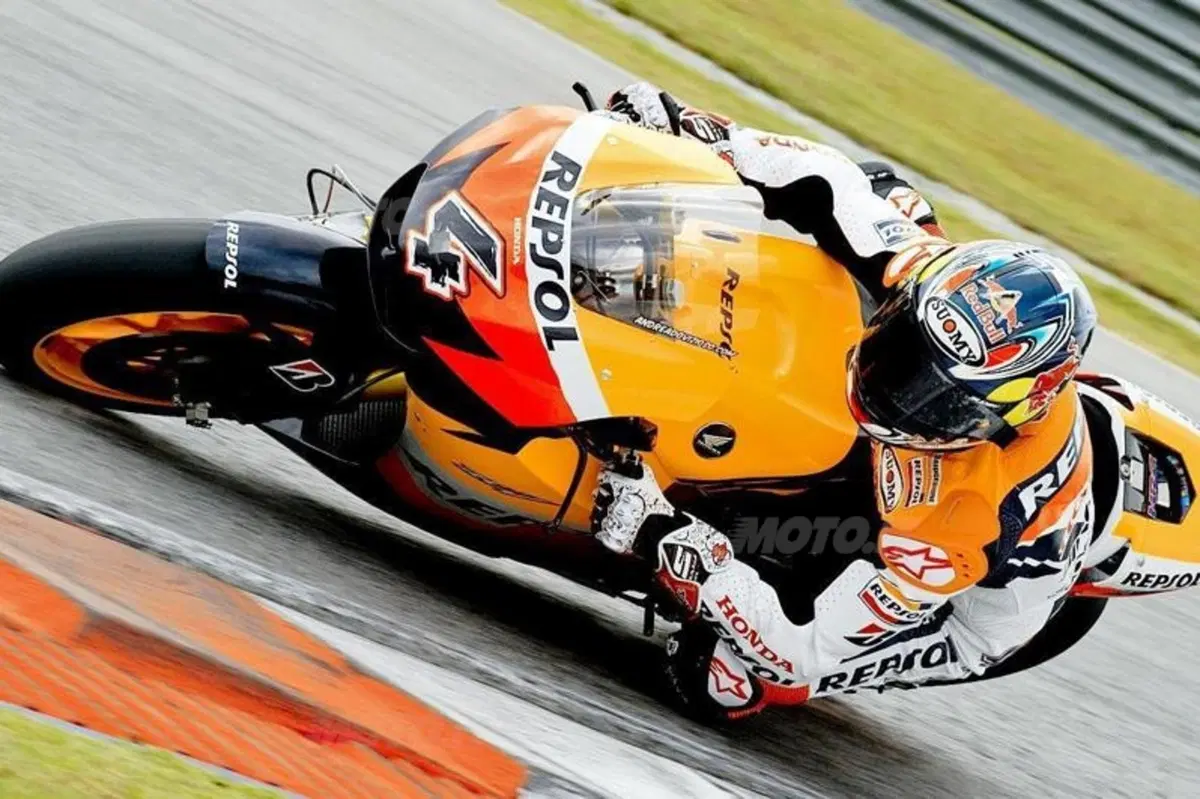 Andrea Dovizioso "benzinaio" Repsol per un giorno (5)