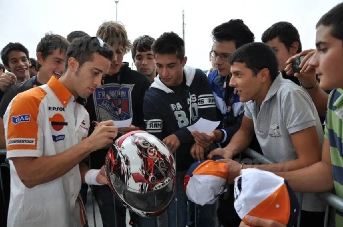 Andrea Dovizioso "benzinaio" Repsol per un giorno (6)