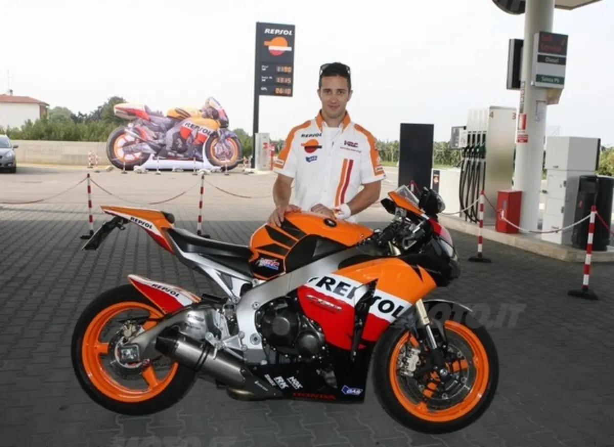 Andrea Dovizioso "benzinaio" Repsol per un giorno (7)