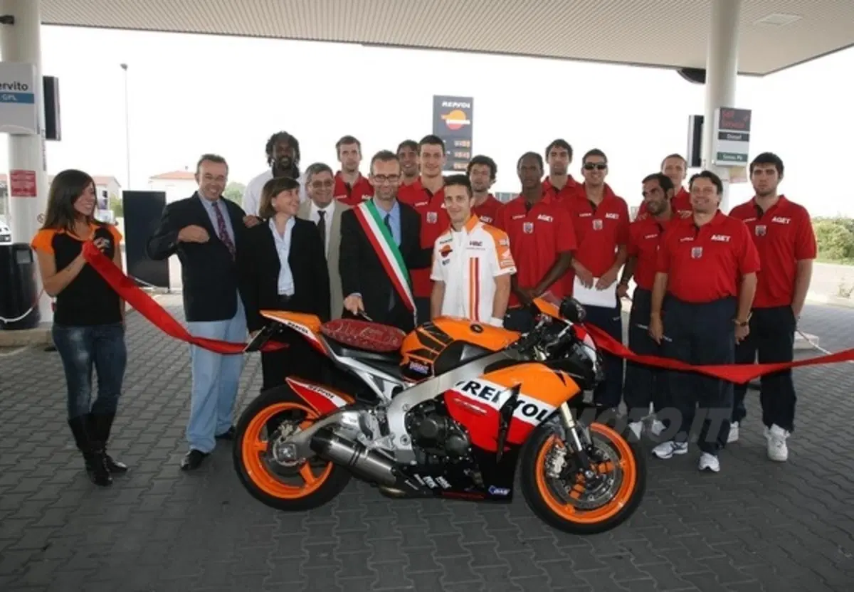 Andrea Dovizioso "benzinaio" Repsol per un giorno (8)