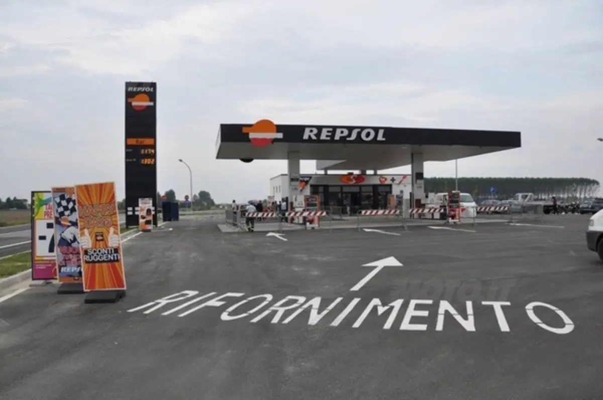 Andrea Dovizioso "benzinaio" Repsol per un giorno (9)