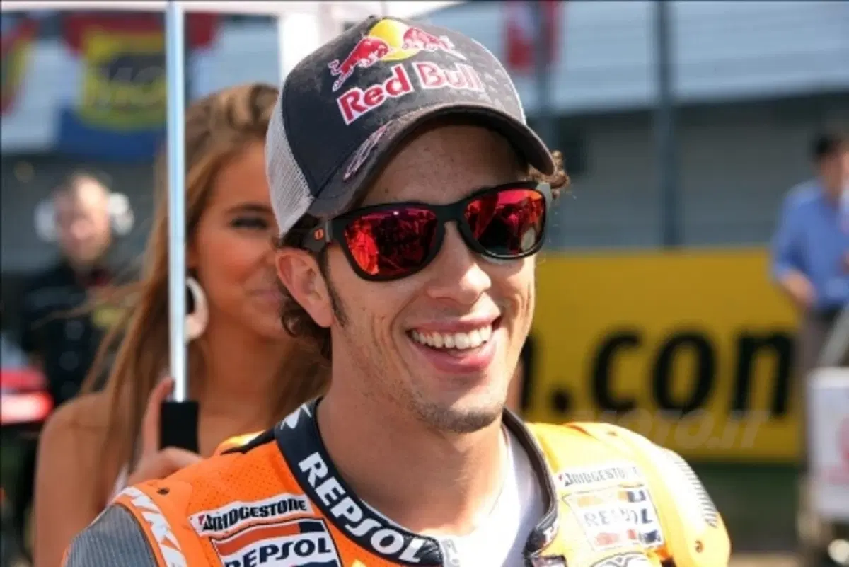 Andrea Dovizioso "benzinaio" Repsol per un giorno (10)