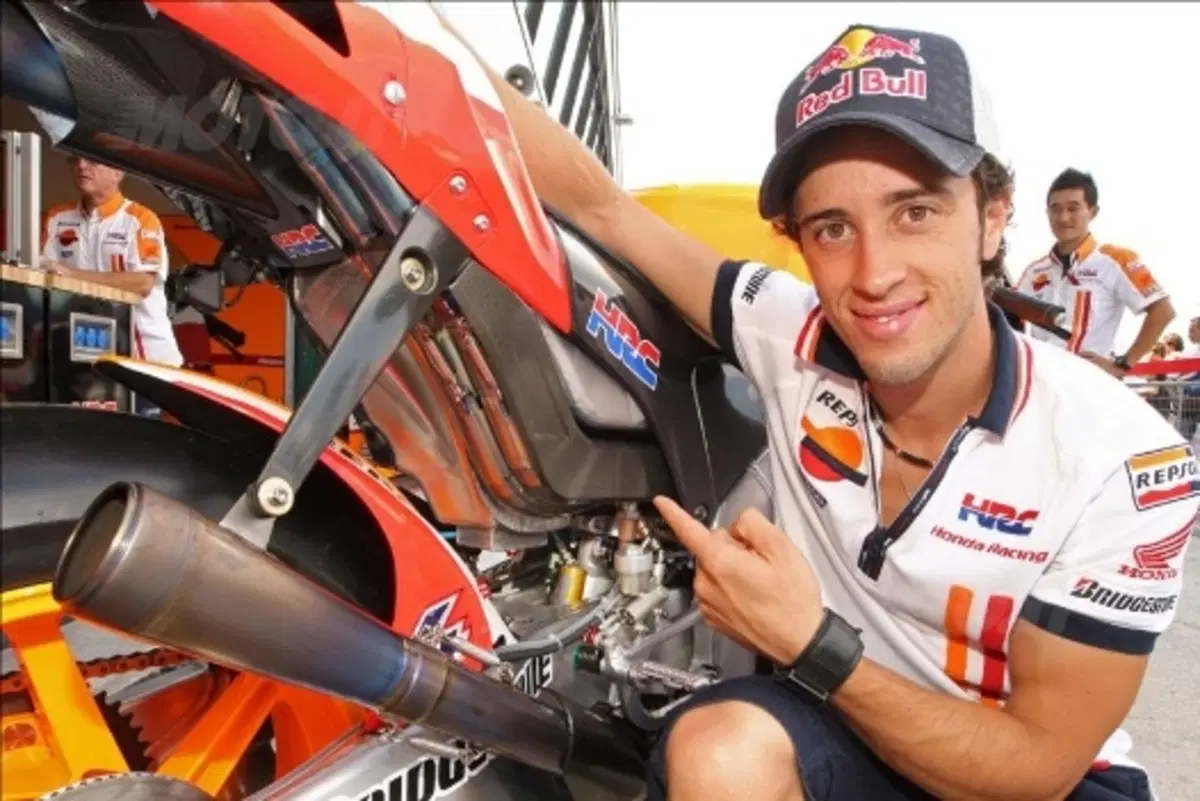 Andrea Dovizioso "benzinaio" Repsol per un giorno (11)