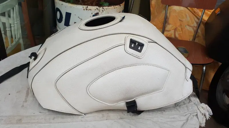 Copriserbatoio Bagster per Triumph Speed Triple (3)