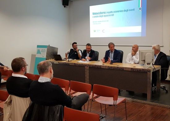 Il tavolo del convegno FMI: da sinistra, Dario D'Agostino, Marcello Vulpis, il Presidente FMI Giovanni Copioli, Rocco Lopardo e, seminascosto, il professor Pierluigi Ascani