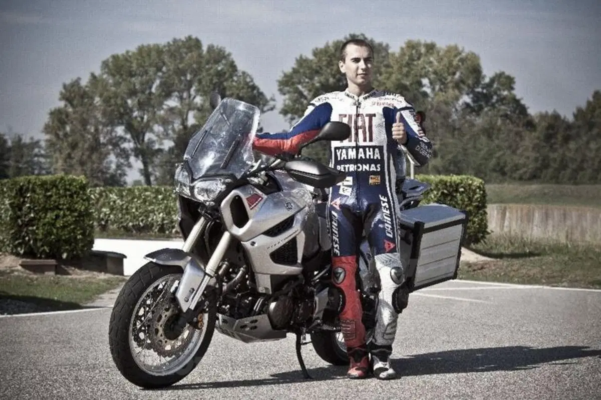 Jorge Lorenzo prova la nuova Yamaha Super Ténéré 1200