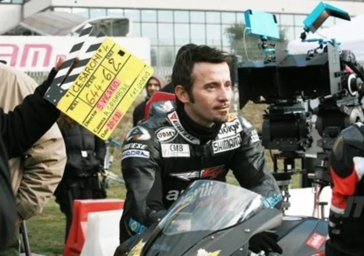 Max Biaggi e la sua Aprilia RSV4 guest star ne "I Cesaroni"