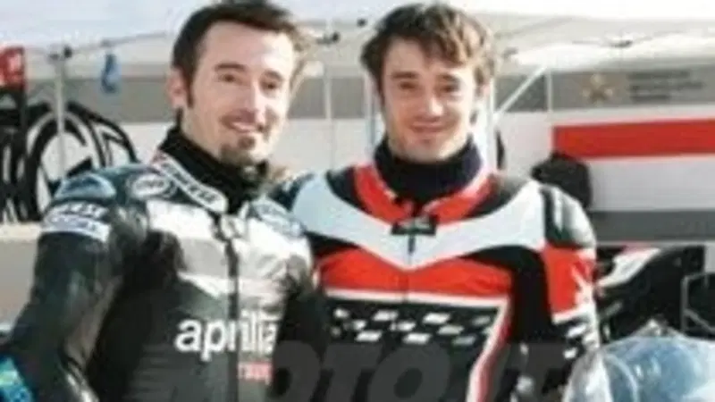 Max Biaggi e la sua Aprilia RSV4 guest star ne "I Cesaroni"
