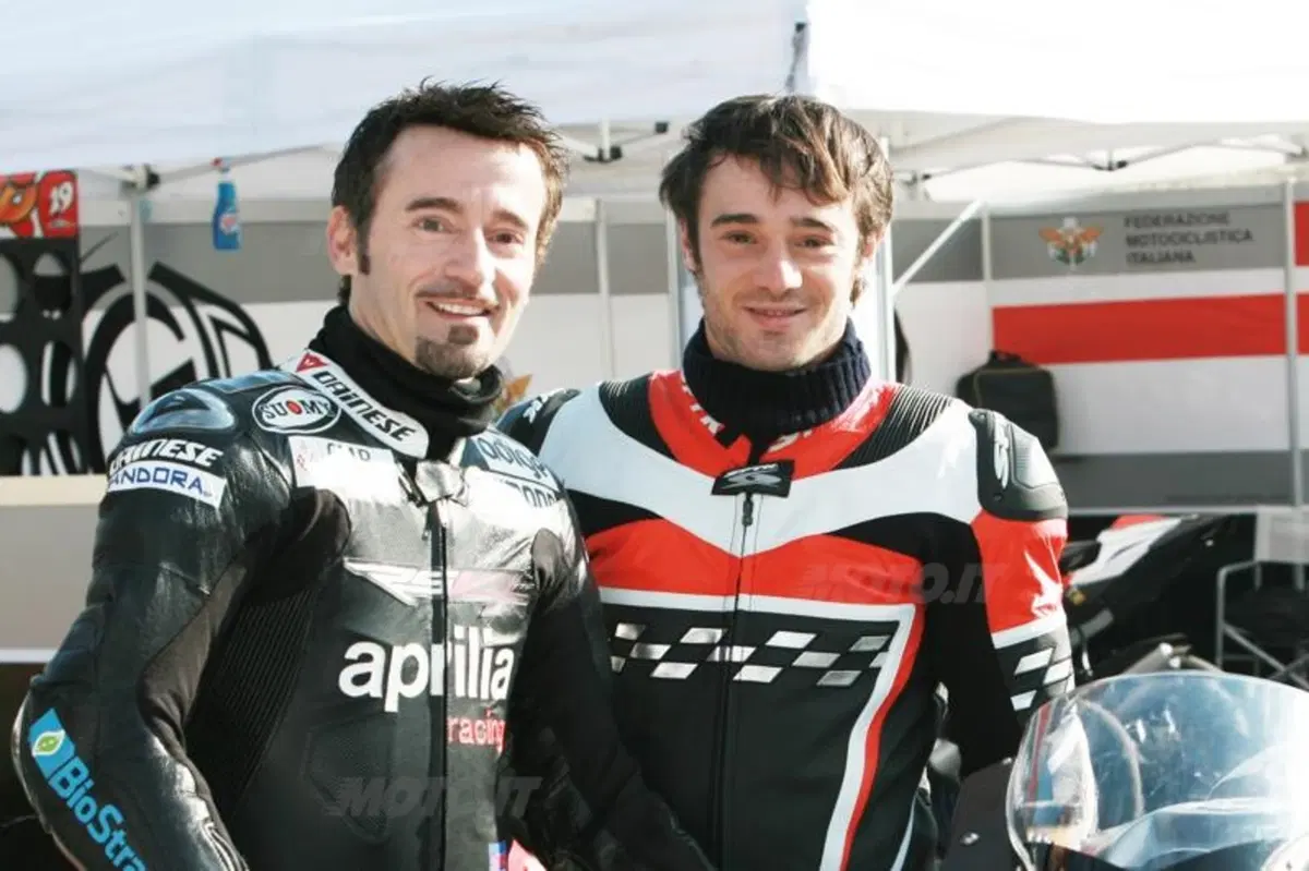 Max Biaggi e la sua Aprilia RSV4 guest star ne "I Cesaroni"