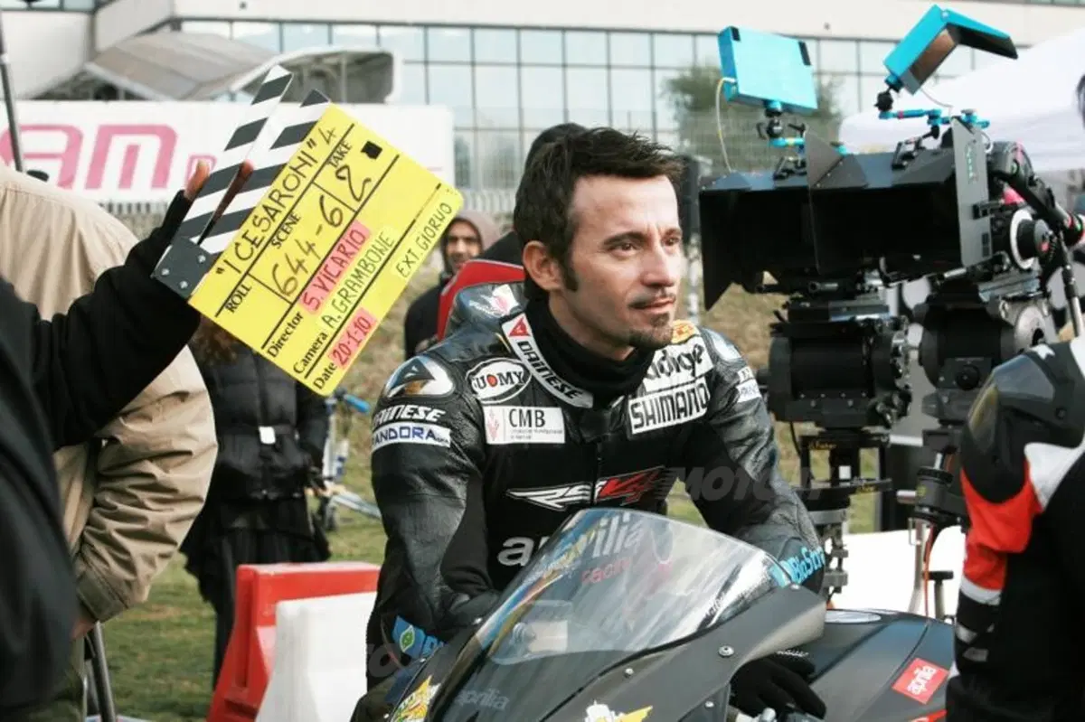 Max Biaggi e la sua Aprilia RSV4 guest star ne "I Cesaroni" (2)