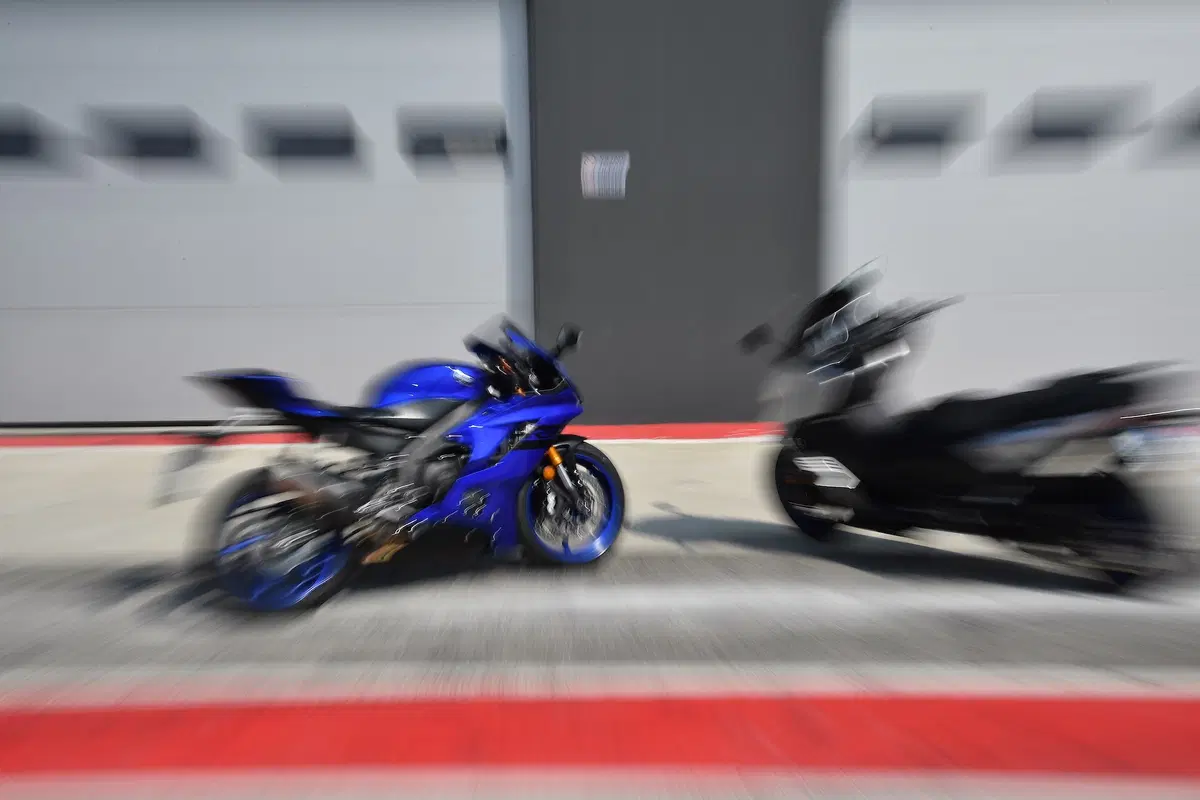 Yamaha TMAX: in pista con la YZF-R6