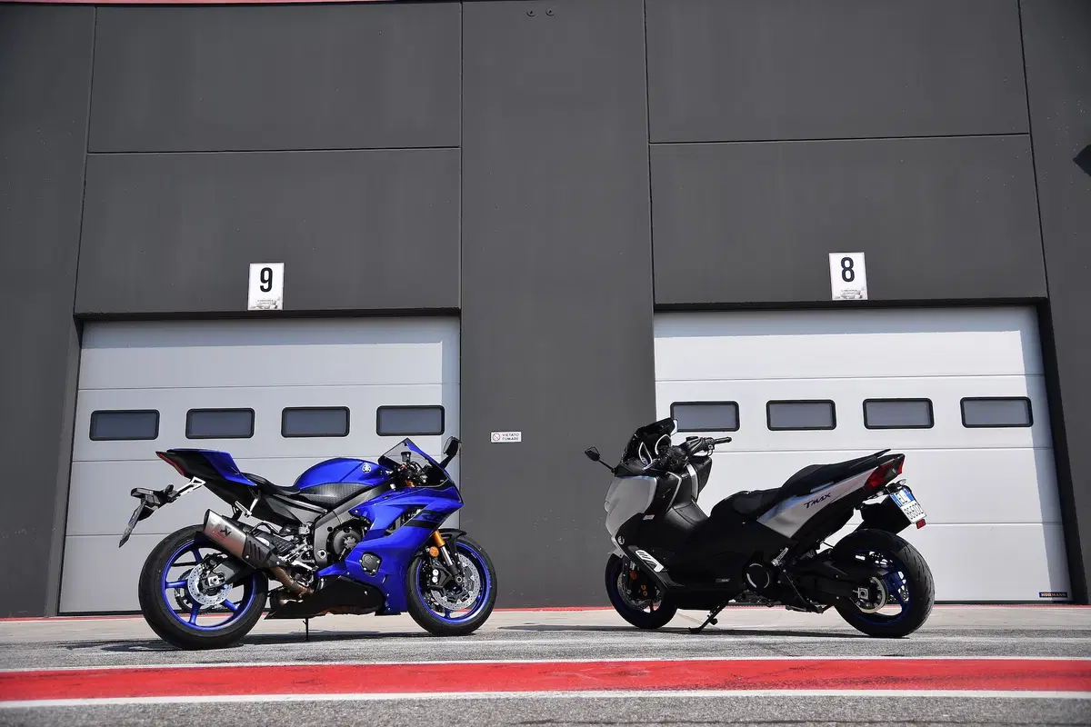Yamaha TMAX: in pista con la YZF-R6 (3)