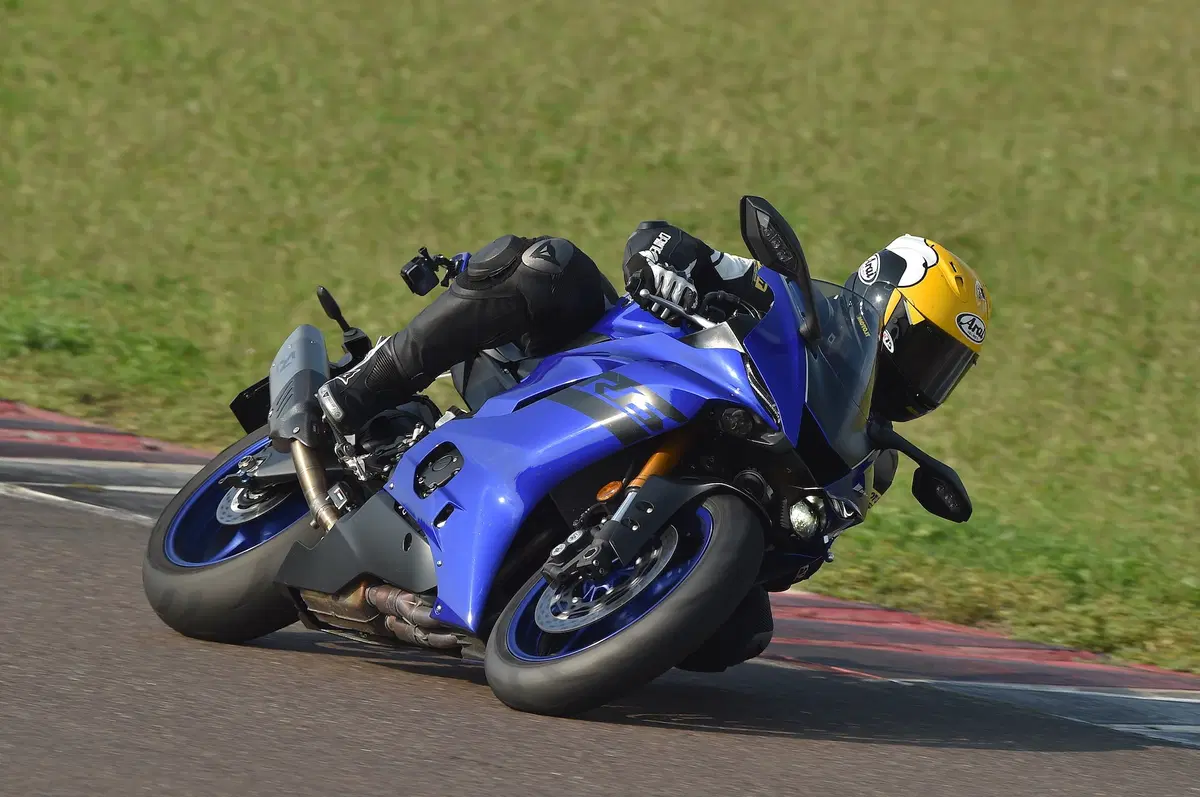 Yamaha TMAX: in pista con la YZF-R6 (2)