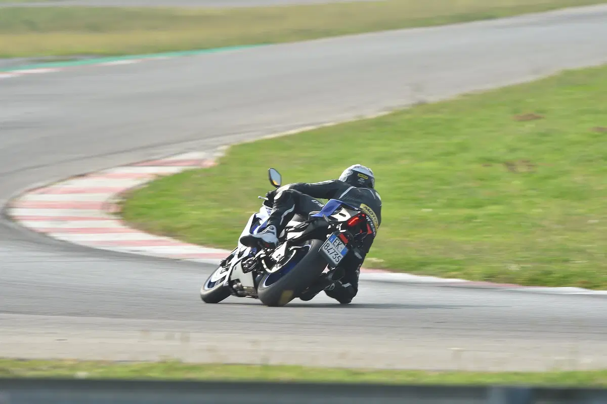 Yamaha TMAX: in pista con la YZF-R6 (5)