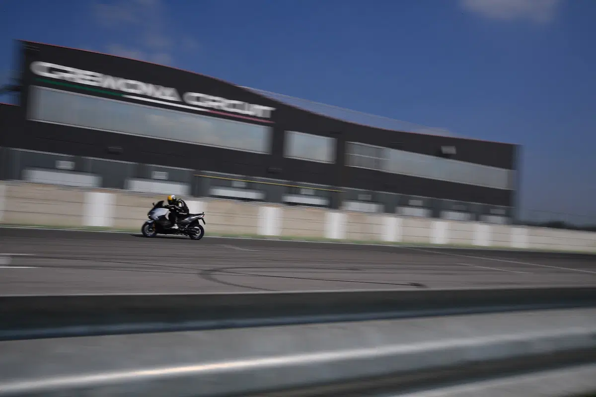 Yamaha TMAX: in pista con la YZF-R6 (4)