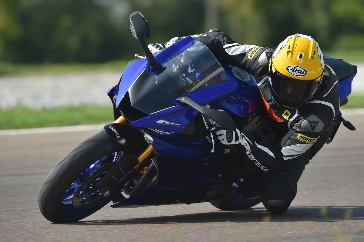 Yamaha TMAX: in pista con la YZF-R6 (7)