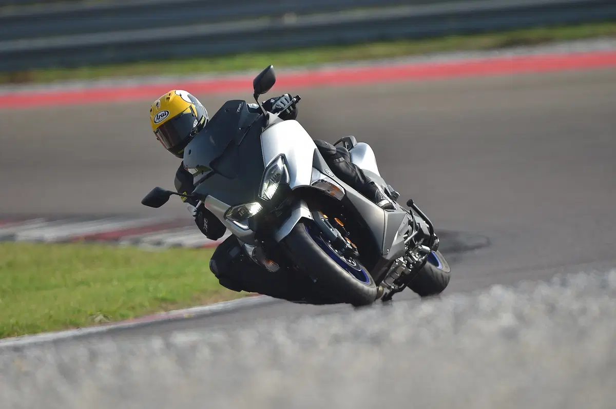 Yamaha TMAX: in pista con la YZF-R6 (8)