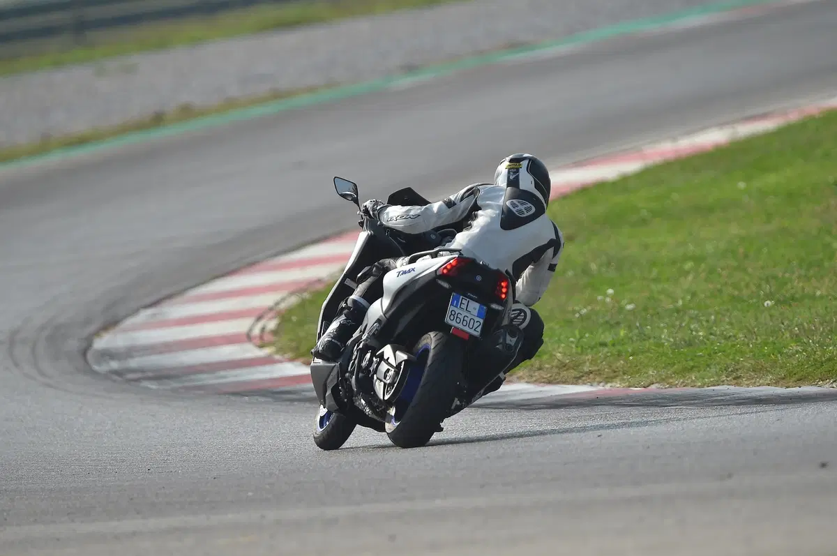 Yamaha TMAX: in pista con la YZF-R6 (6)