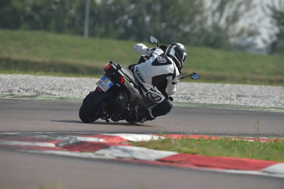 Yamaha TMAX: in pista con la YZF-R6 (9)