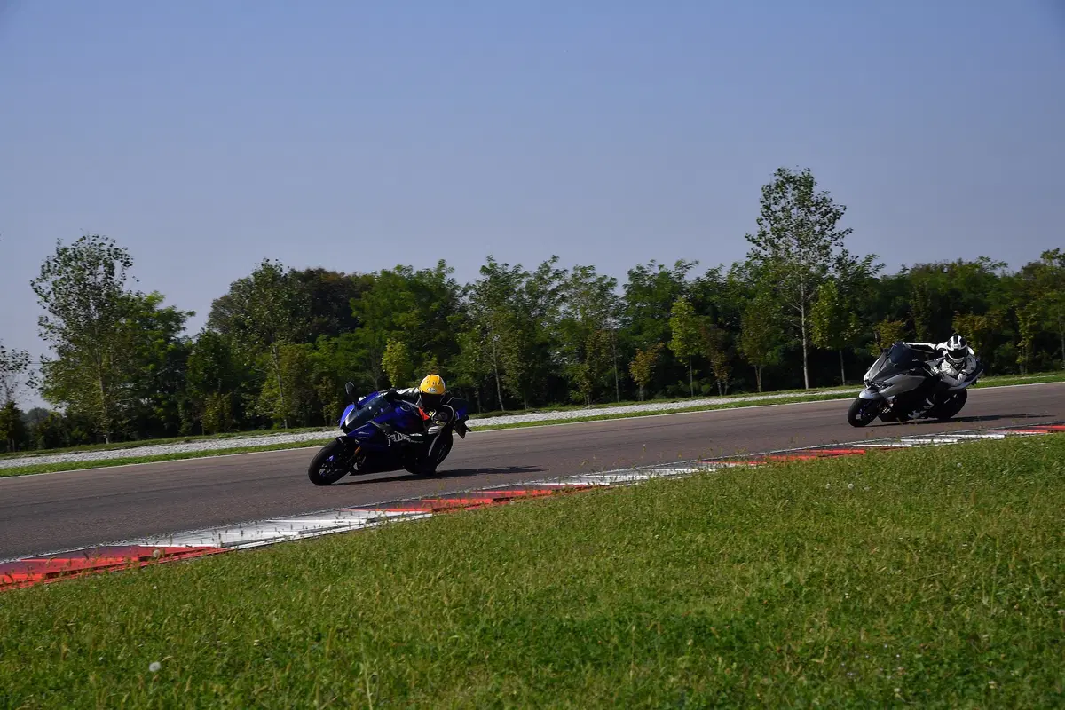 Yamaha TMAX: in pista con la YZF-R6 (11)