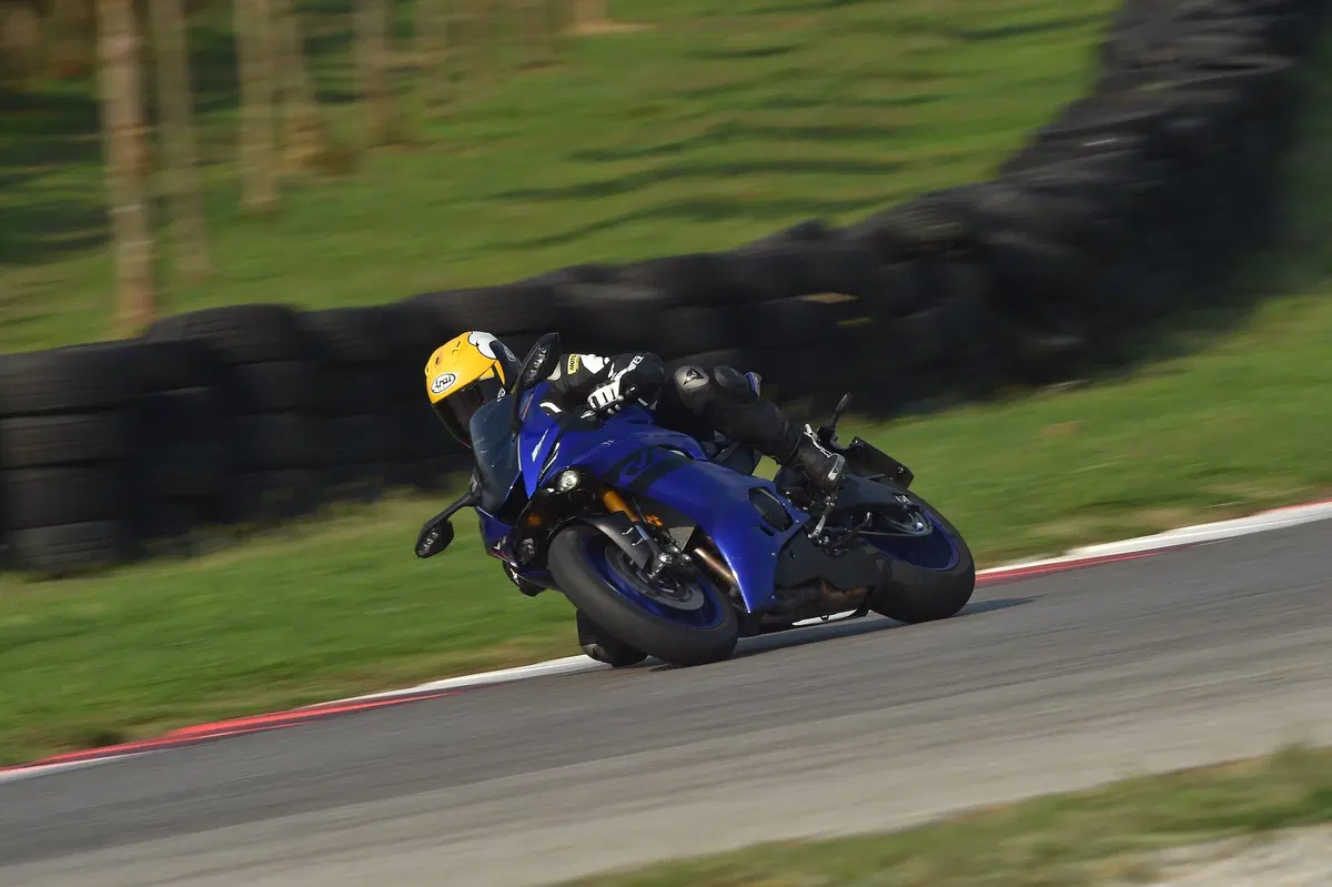 Yamaha TMAX: in pista con la YZF-R6 (10)