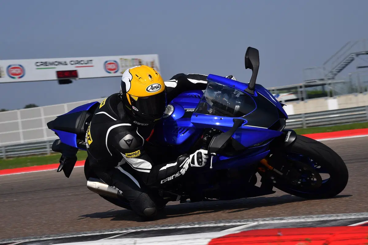 Yamaha TMAX: in pista con la YZF-R6