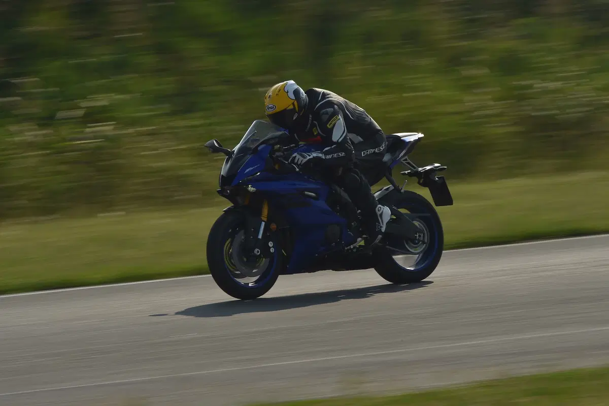 Yamaha TMAX: in pista con la YZF-R6 (2)