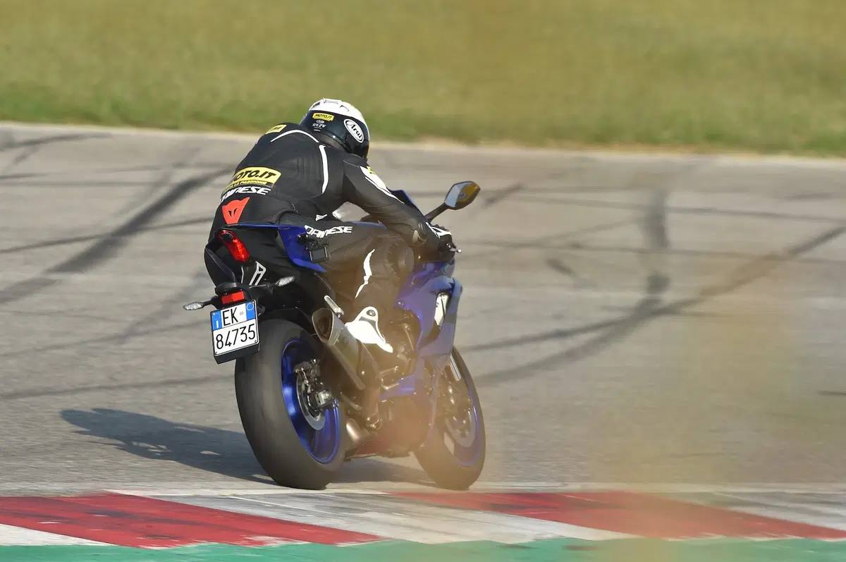 Yamaha TMAX: in pista con la YZF-R6 (3)