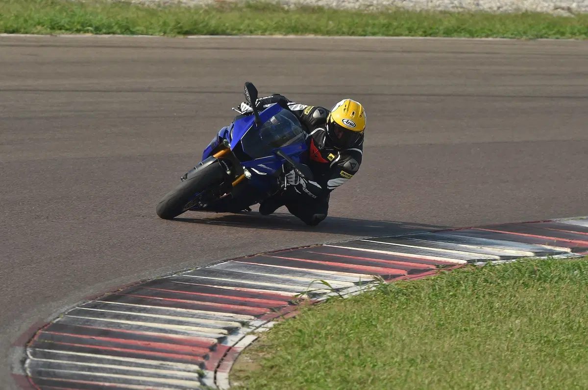 Yamaha TMAX: in pista con la YZF-R6 (4)