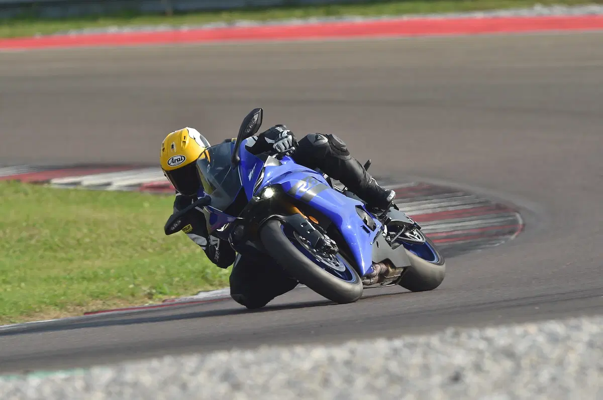 Yamaha TMAX: in pista con la YZF-R6 (5)