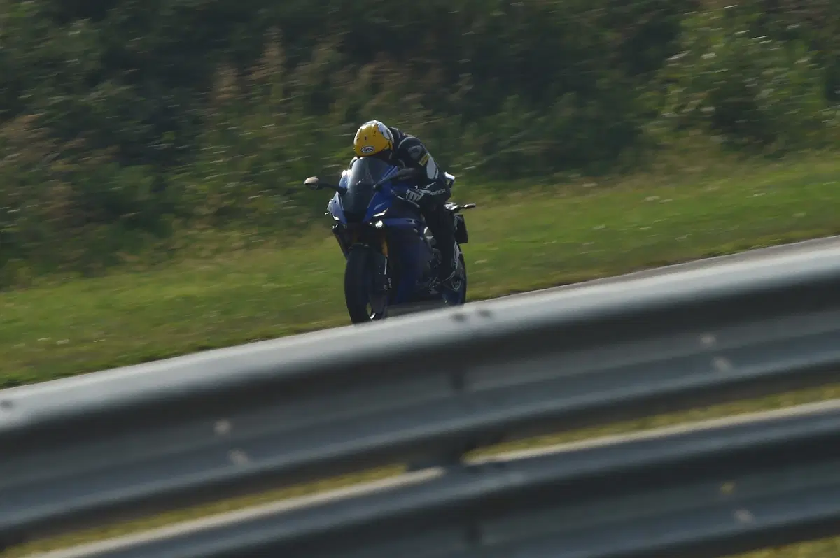 Yamaha TMAX: in pista con la YZF-R6 (6)