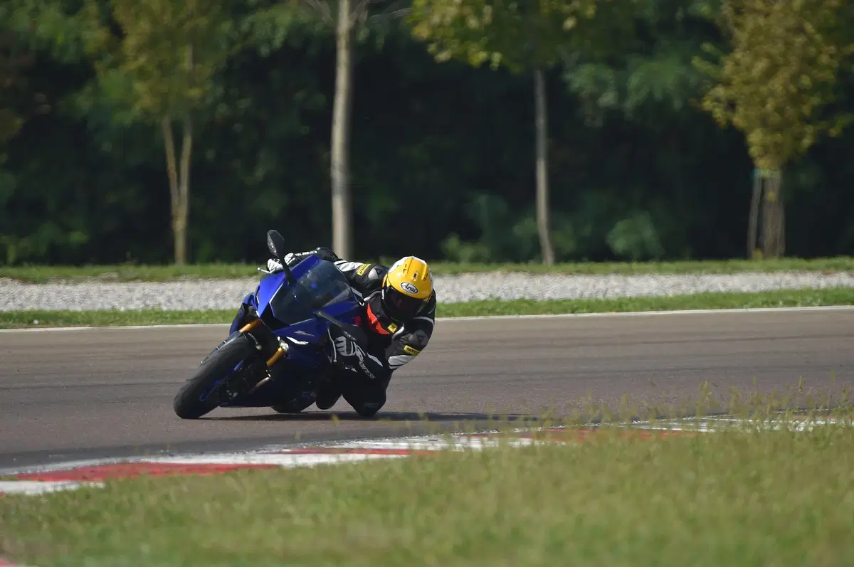 Yamaha TMAX: in pista con la YZF-R6 (7)