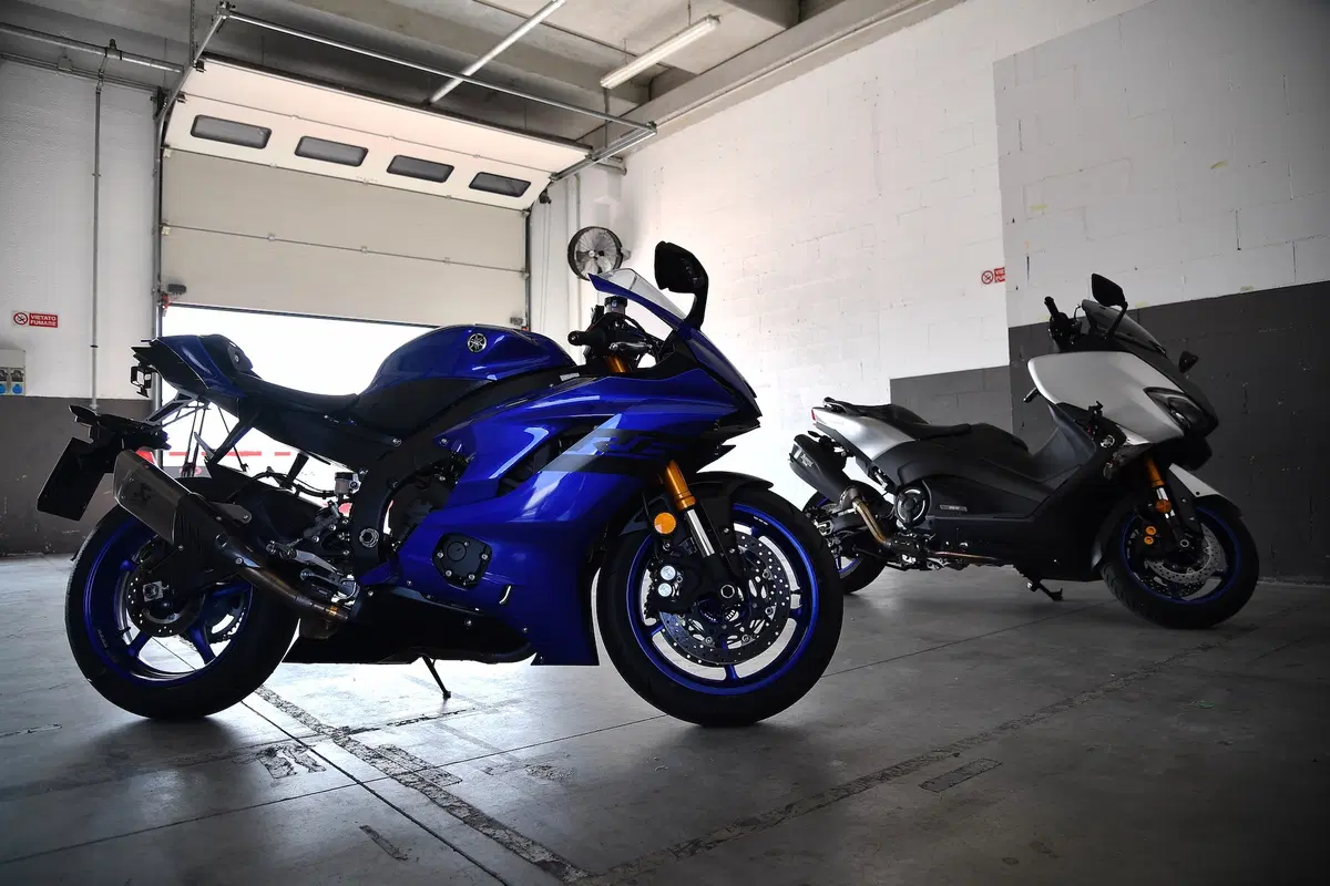 Yamaha TMAX: in pista con la YZF-R6 (8)