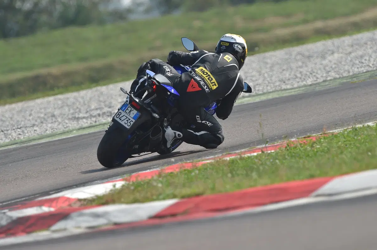 Yamaha TMAX: in pista con la YZF-R6 (9)