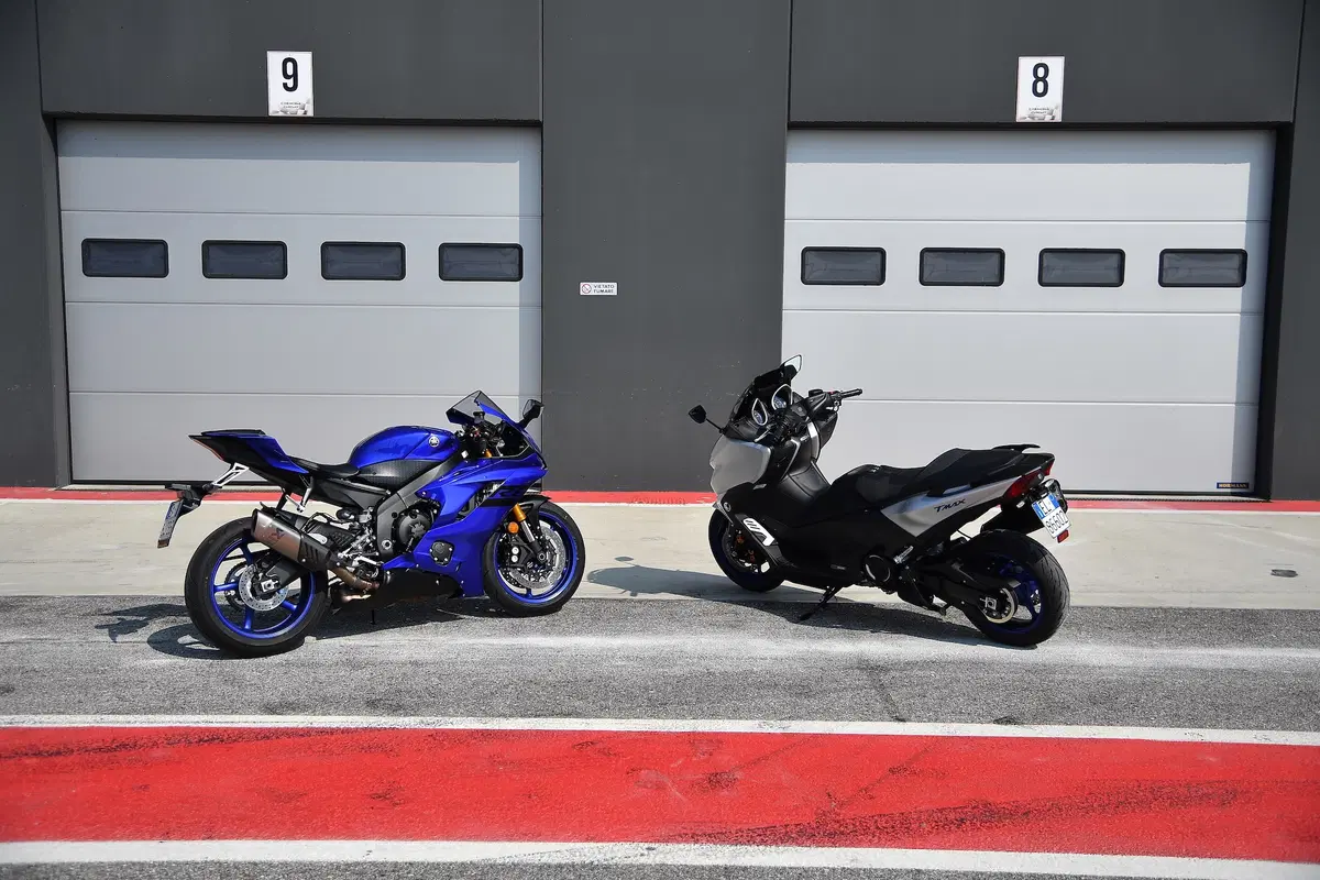 Yamaha TMAX: in pista con la YZF-R6 (10)