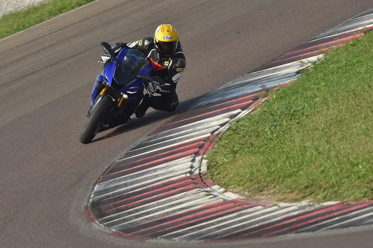 Yamaha TMAX: in pista con la YZF-R6 (11)