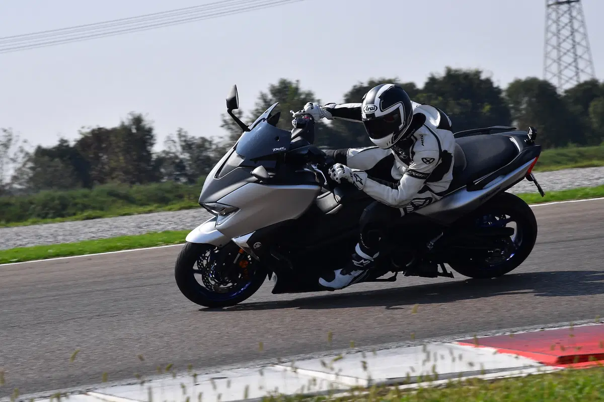 Yamaha TMAX: in pista con la YZF-R6 (12)