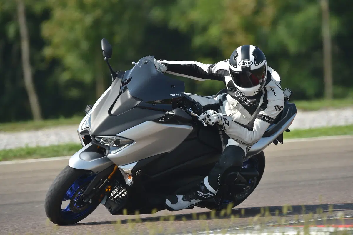 Yamaha TMAX: in pista con la YZF-R6 (13)