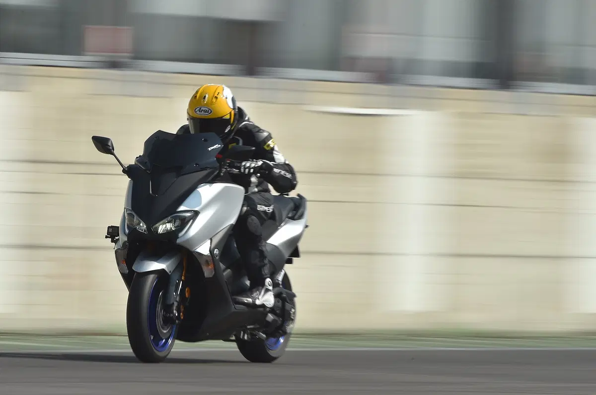 Yamaha TMAX: in pista con la YZF-R6 (14)