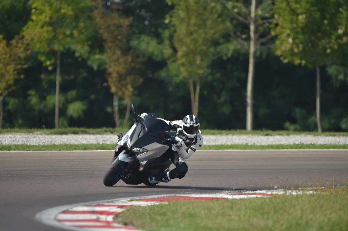 Yamaha TMAX: in pista con la YZF-R6 (18)