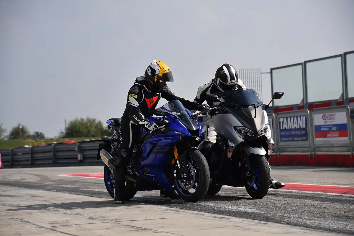 Yamaha TMAX: in pista con la YZF-R6 (15)