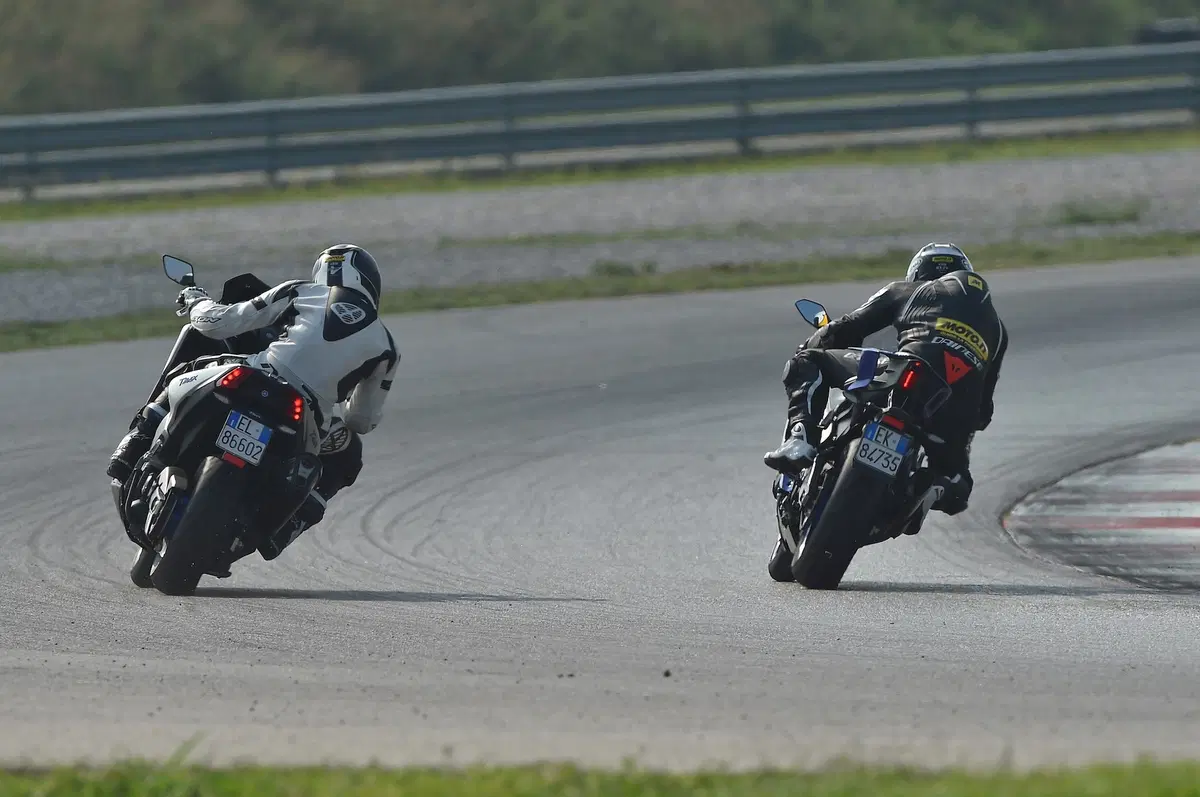 Yamaha TMAX: in pista con la YZF-R6 (16)