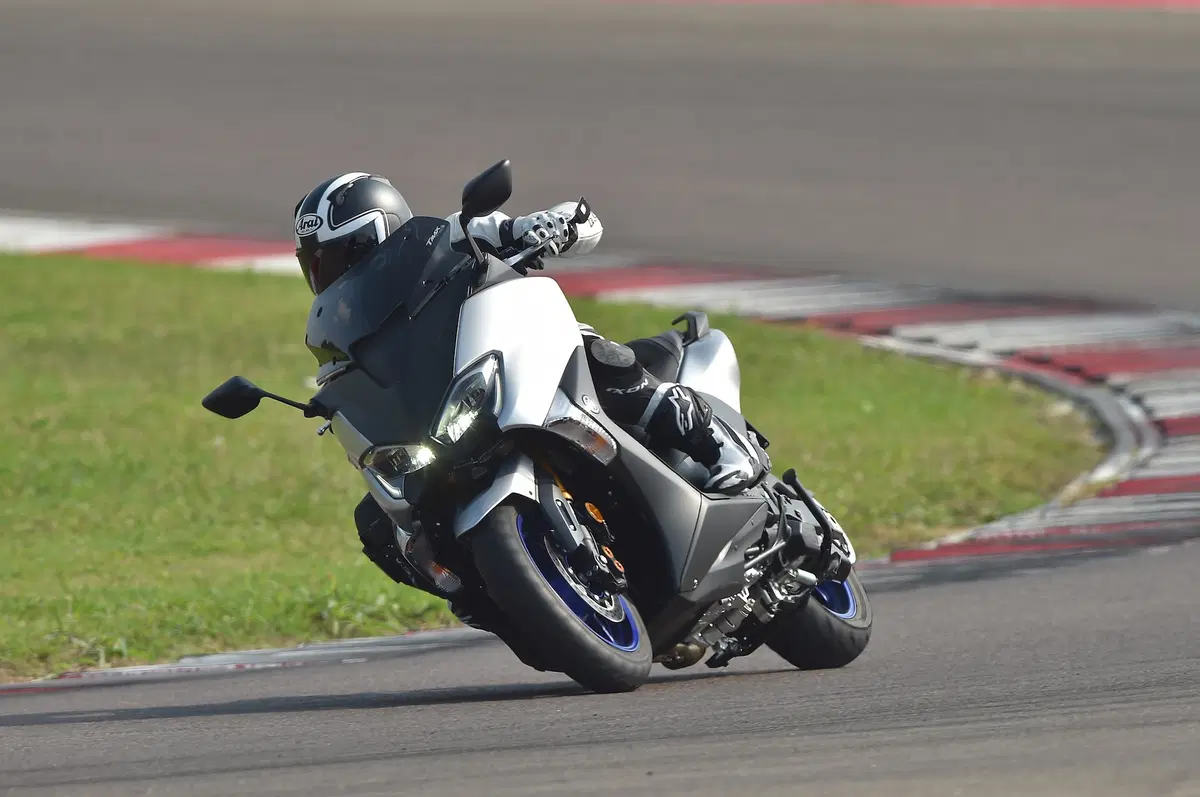 Yamaha TMAX: in pista con la YZF-R6 (17)