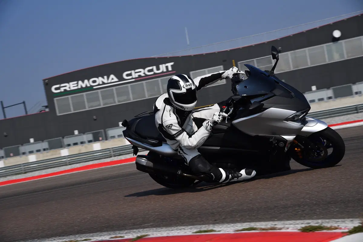 Yamaha TMAX: in pista con la YZF-R6 (19)