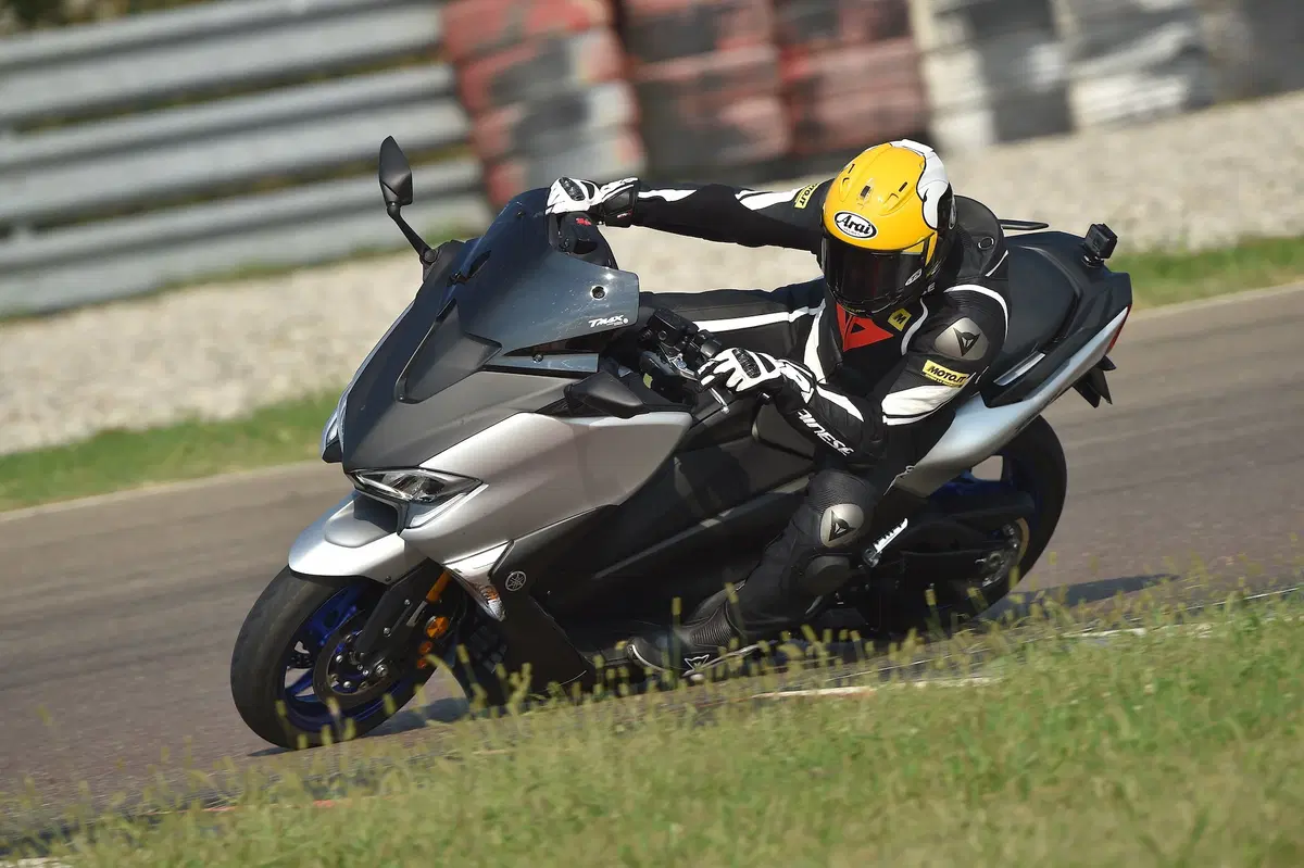 Yamaha TMAX: in pista con la YZF-R6 (20)