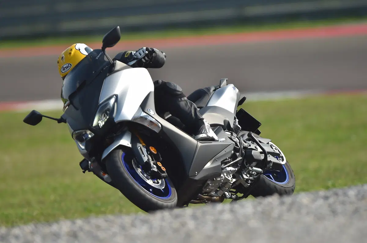 Yamaha TMAX: in pista con la YZF-R6 (21)