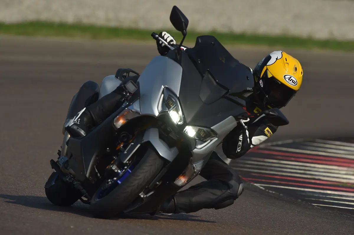 Yamaha TMAX: in pista con la YZF-R6 (22)