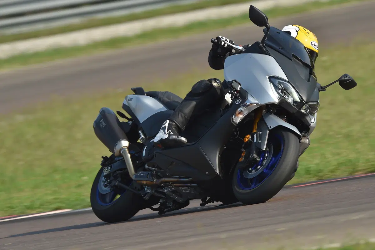 Yamaha TMAX: in pista con la YZF-R6 (23)